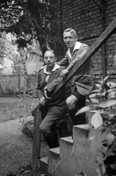 Dr. Joseph Schäfer, Familie: Sohn Hans-Joachim Schäfer (links) und Helmut Krüger an der Verandatreppe der elterlichen Wohnung Coerdestraße 2, Münster, Sommer 1927
