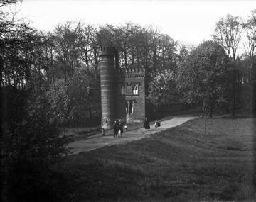 Schlosspark (Rombergpark) und Turmhaus von Wasserschloss Brünninghausen - Anwesen seit 1483 im Besitz der Familie von Romberg (daher auch "Schloss Romberg"), im Zweiten Weltkrieg zerstört - Aufnahme undatiert, um 1930?