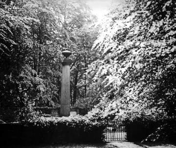 Grabstätte der Familie Harkort auf dem Waldfriedhof, um 1930?