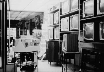 Radio Neufelder 1960: Moderne Warenpräsentation in den neuen Geschäftsräumen des Fachhandels für Rundfunk- und Haushaltstechnik an der Warendorfer Straße 71, gegründet 1948 von Bruno Neufelder