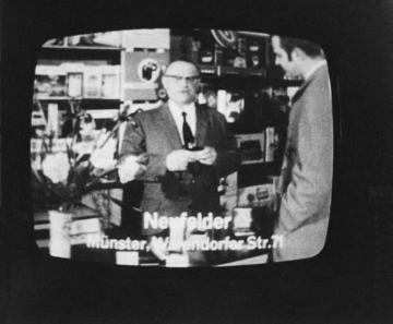 Radio Neufelder, gegründet 1948: Inhaber Bruno Neufelder während einer Fernsehwerbung für Philips-Rasierer, aufgenommen in den neuen Räumen seines Fachgeschäftes für Rundfunk- und Haushaltstechnik  an der Warendorfer Straße 71, undatiert, um 1965?