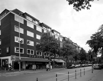 Die Hammerstraße, Haupteinkaufssstraße im Südviertel, mit Supermarkt "Kaisers" Ecke Bernhardtstraße kurz vor der Schließung