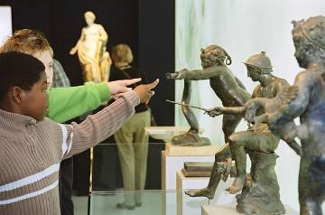 LWL-Römermuseum Haltern: Museumspädagogisches Kinderprogramm während der Sonderausstellung "Luxus und Dekadenz" (2007) - vorn: historische Brunnenskulptur aus der Region Neapel