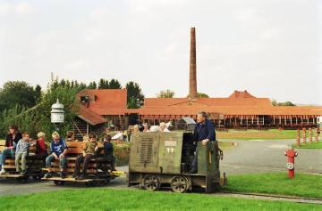 Besucherfahrt mit der Lorenbahn im LWL-Industriemuseum Ziegelei Lage, Produktionsbetrieb 1909-1979, seit 2001 einer von 8 Standorten des Westfälischen Landesmuseums für Industriekultur