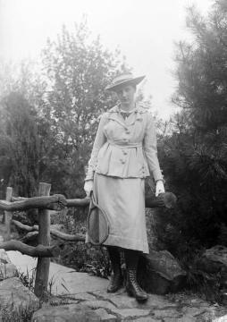 Dr. Joseph Schäfer, Ausflüge: Tochter Maria Schäfer an ihrem 19. Geburtstag im Stadtgarten Recklinghausen, Mai 1919