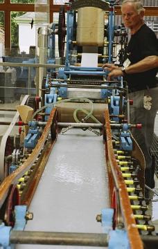 Papierherstellung auf einer historischen Langsiebmaschine im LWL-Freilichtmuseum Hagen - Westfälisches Landesmuseum für Handwerk und Technik
