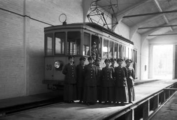 Frauenarbeit im 1. Weltkrieg: Straßenbahn-Schaffnerinnen im Straßenbahnepot Recklinghausen-Ost