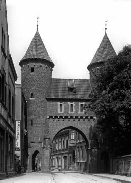 Wahrzeichen der Stadt: Das Lüdinghauser Tor, Teil der mittelalterlichen Stadtbefestigung, Mittelteil von 1908, Aufnahme um 1930?