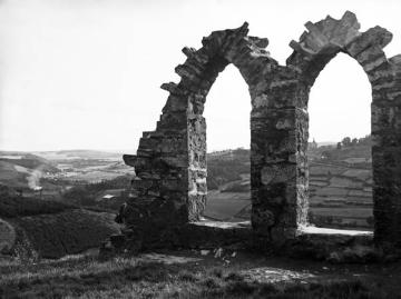 Ruine auf dem Bilstein mit Blick auf Obermarsberg