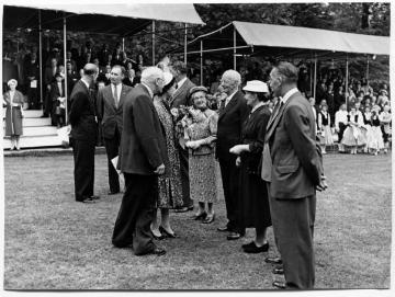 London, Mai 1959: Richard und Elisabeth Schirrmann (rechts Mitte) im Gespräch mit Königin Elisabeth II während eines Festaktes zur Einweihung des King George VI Memorial Youth Hostel in Holland Park