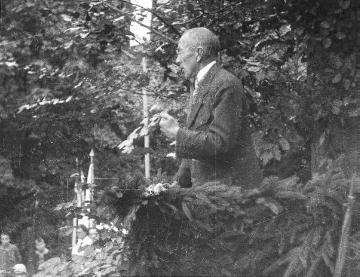 Wilhelm Münker (1874-1970), Mitbegründer des Deutschen Jugendherbergswerkes, bei einer Ansprache, wahrscheinlich auf Burg Altena - ohne Angaben, undatiert (Doppel 07_3480)