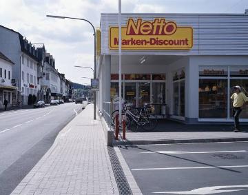 Finnentrop-Innenstadt: Geschäftsstraße mit Filiale der Supermarktkette "Netto Marken Discount"