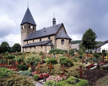 Pfarrkirche St. Hippolytus mit Kirchfriedhof in Attendorn-Helden, Notburgaplatz