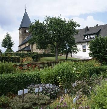 St. Hippolytus-Kirche und Pfarrgarten in Attendorn-Helden