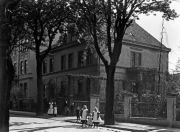 Recklinghausen-Nordviertel, Halterner Straße ("oberer Teil"), Wohnsitz der Familie Dr. Joseph Schäfer in Hausnummer 12 "neben ten Hompels", undatiert, um 1901?