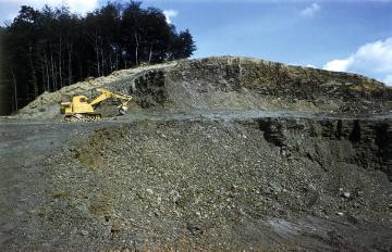 Tagebau: Liasgrube (Jura-Gestein) mit Bagger