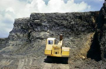 Tagebau: Bagger in einer Liasgrube (Jura-Gestein)