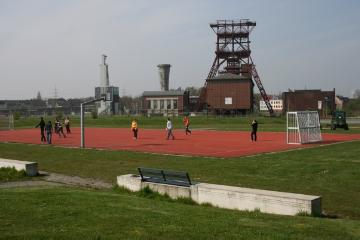 Fußballplatz im Consolpark, Gelsenkirchen-Bismarck, ehemals Betriebsgelände der Zeche Consolidation ("Consol"), stillgelegt 1993, Restanlagen unter Denkmalschutz
