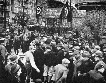 Verteilung der "Hitler-Geburtstagsspende" an bedürftige "Volksgenossen" am 20. April 1933 in Berlin