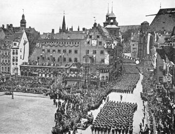 Parade der Sturmabteilung (SA) auf dem Reichsparteitag der Nationalsozialistischen Deutschen Arbeiterpartei (NSDAP) in Nürnberg 1933 (30. August - 3. September)