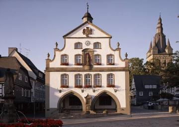 Marktplatz mit Rathaus, erbaut im 13. Jh. als Zunfthaus, Barockfassade (um 1755) mit Nischenskulptur des Hl. Petrus und Madonnen-Bildstock, im Hintergrund: Propsteikirche St. Petrus und Andreas