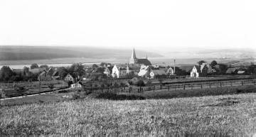 Das Dorf Körbecke am Nordufer des Möhnestausees, undatiert, um 1920?