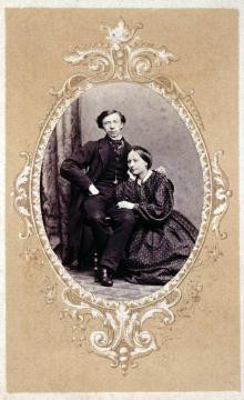 Friedrich Hundt, Familie: Tochter Sophia (geb. 1838) und Ehemann Dr. Bernhard Schellen, verheiratet 1861 bis 1868 - Atelieraufnahme, undatiert, um 1861? (Papierfotografie)