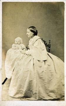 Friedrich Hundt, Familie: Tochter Sophia (geb. 1838, ab 1861 verh. Schellen) mit Baby - Atelieraufnahme, undatiert, 1860er Jahre (Papierfotografie)