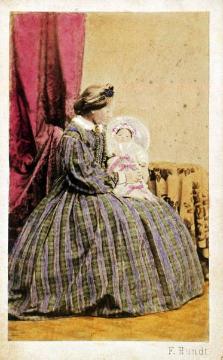 Friedrich Hundt, Familie: Tochter Sophia (geb. 1838, ab 1861 verh. Schellen) mit Baby Änne - Atelieraufnahme, undatiert, 1860er Jahre (Papierfotografie, coloriert)