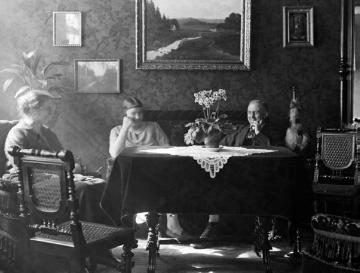 Dr. Joseph Schäfer, Familie: Gattin Maria Schäfer und Tochter Maria "mit Wilhelm Kohlschein" beim Plausch im Salon des Schäfer'schen Alterswohnsitzes Coerdestraße 2, Münster, undatiert, um 1926