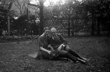 Dr. Joseph Schäfer, Familie: Tochter Maria "und Wilhelm Kohlschein mit Schulte", im Garten des elterlichen Alterswohnsitzes Coerdestraße 2, Münster, Herbst 1926