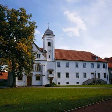 Kloster Vinnenberg mit Kloster- und Wallfahrtskirche Mariä Geburt in Warendorf-Milte, Westfassade von 1704