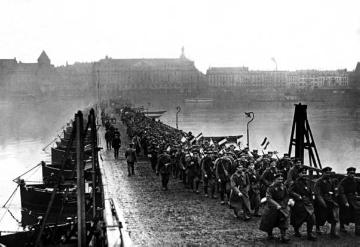 Ende des Ersten Weltkriegs und Revolution 1918/19: Rückmarsch deutscher Truppen über eine Rheinbrücke