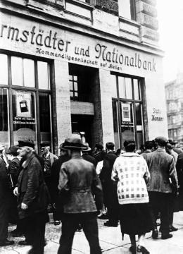 Weimarer Republik: Bankenkrise, Kundenauflauf vor der Darmstädter und Nationalbank im Juli 1931