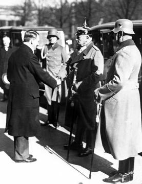 "Tag von Potsdam": Reichskanzler Adolf Hitler begrüßt Reichspräsident Paul von Hindenburg anläßlich der Eröffnung des am 5. März 1933 gewählten neuen Reichstages in der Garnisonkirche (Aufnahmedatum 21.3.1933)
