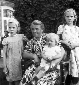 Frau Brunsbach mit ihren Kindern
