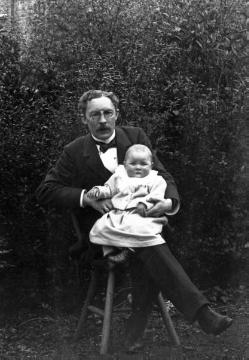 Der junge Lehrer Dr. Joseph Schäfer mit seiner zweijährigen Tochter Maria, geboren am 11. Mai 1900, Recklinghausen, 1902