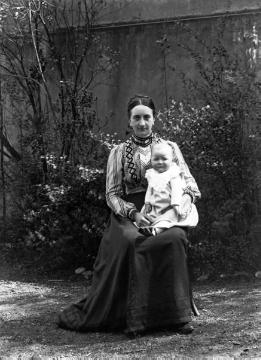 Dr. Joseph Schäfer, Familie: Gattin Maria Schäfer mit der einjährigen Tochter Maria, Recklinghausen, undatiert, um 1901