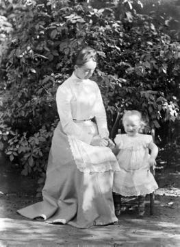 Dr. Joseph Schäfer, Familie: Gattin Maria Schäfer mit der zweijährigen Tochter Maria, Recklinghausen, undatiert, um 1902