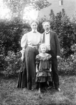 Ehepaar Joseph und Maria Schäfer (verh. ab 1898) mit Tochter Maria (geb. 1900), Recklinghausen, um 1905