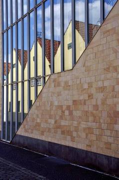 Heiner Witthake: Glasfassade des Museums Heimathaus Münsterland und Krippenmuseum in der Altstadt von Telgte