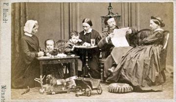 Friedrich Hundt, Familie: Tochter Sophia (rechts) und Ehemann Dr. Bernhard Schellen mit ihren Kindern Änne und Tono - Atelieraufnahme, undatiert, 1860er Jahre (Papierfotografie, Carte-de-visite)
