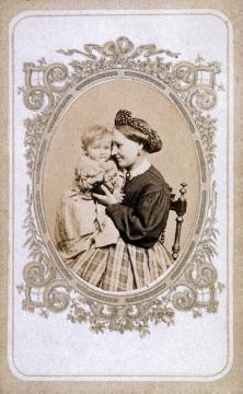 Friedrich Hundt, Familie: Tochter Sophia (geb. 1838, ab 1861 verh. Schellen) mit Baby (Änne? Fritz?) - undatiert, 1860er Jahre (Papierfotografie, Carte-de-visite)