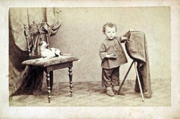 Friedrich Hundt, Familie: Enkel Tono als Fotograf, Sohn seiner Tochter Sophia, verheiratete Schellen - Atelieraufnahme, undatiert, 1860er Jahre (Papierfotografie, Carte-de-visite)