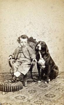 Friedrich Hundt, Familie: Enkel Tono mit Haushund, Sohn seiner Tochter Sophia, verheiratete Schellen - Atelieraufnahme, undatiert, 1860er Jahre (Papierfotografie)