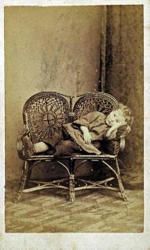 Friedrich Hundt, Familie: Enkel Tono liegend, Sohn seiner Tochter Sophia, verheiratete Schellen - Atelieraufnahme, undatiert, 1860er Jahre (Papierfotografie, Carte-de-visite)