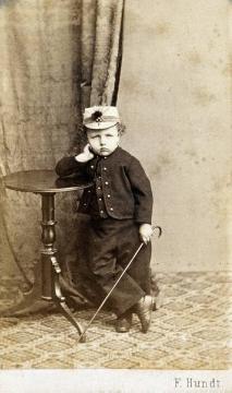 Friedrich Hundt, Familie: Enkel Tono mit Spazierstock, Sohn seiner Tochter Sophia, verheiratete Schellen - Atelieraufnahme, undatiert, 1860er Jahre (Papierfotografie, Carte-de-visite)