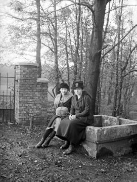 Dr. Joseph Schäfer, Ausflüge: Tochter Maria Schäfer (links) "mit Grete Edler bei Gut Niering", Recklinghausen, undatiert, um 1920?