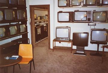 Radio Neufelder 1983: Ausstellungsraum für Fernseh- und Tongeräte in der 1. Etage des Ladengeschäftes Warendorfer Straße 71, Inhaber Horst Neufelder, gegründet 1948 von Vater Bruno Neufelder