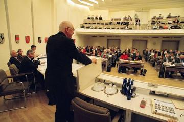 Landesdirektor Wolfgang Schäfer während einer Rede vor dem Westfalenparlament auf der Landschaftsversammlung am 16.12.2004 im Plenarsaal des Landeshauses, Freiherr vom Stein-Platz
